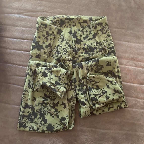 Lululemon all you do barracks green and black floral print tights size 2 - Picture 8 of 8